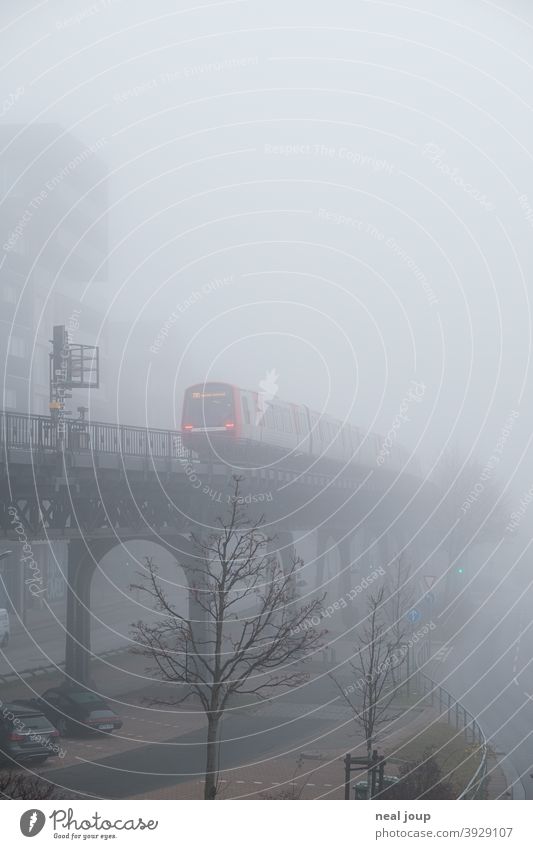 Hamburg Hochbahn im Nebel Öffentlicher Personennahverkehr U-Bahn Verkehr Brücke grau diffus monochrom gedeckte Farben urban Transport fahren unterwegs
