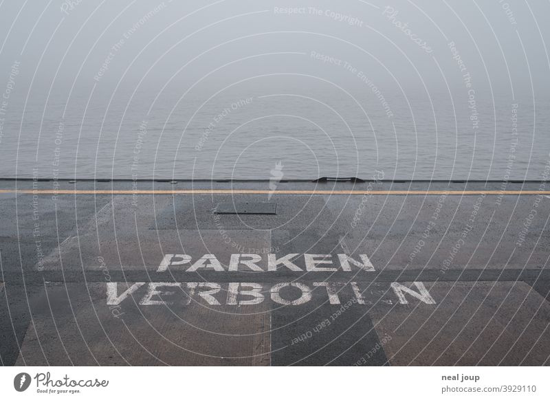 Hafenkai im Morgennebel Ufer Kai Nebel diffus Wasser monochrom gedeckte Farben Ruhe Stille träumen grau kalt Herbst Winter parken verboten Hinweis Typografie