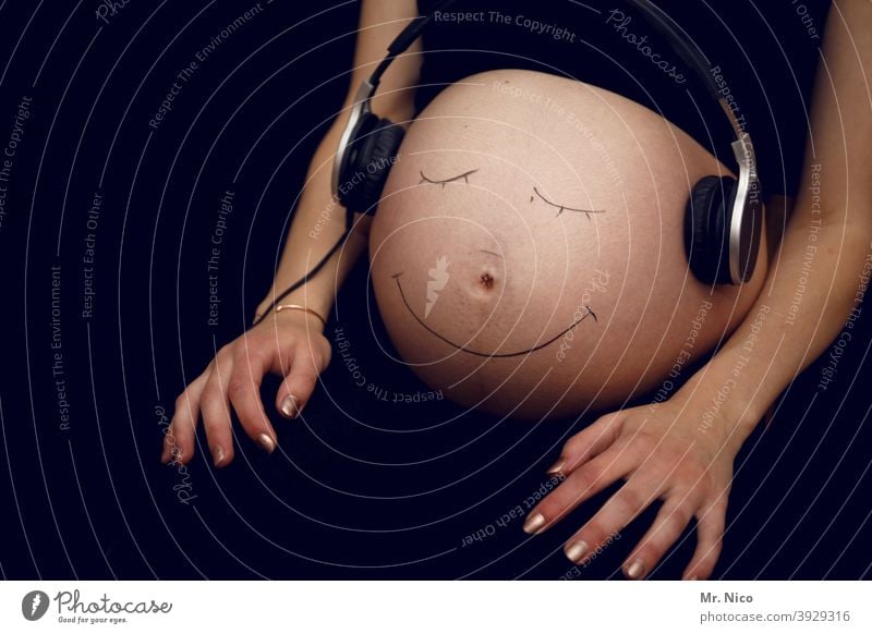 Feel the music Schwangerschaft schwanger Baby Kopfhörer Musik Mutter Mama Wachstum Leben Musik hören zuhören Mutterschaft warten Körper Frau erwartungsvoll
