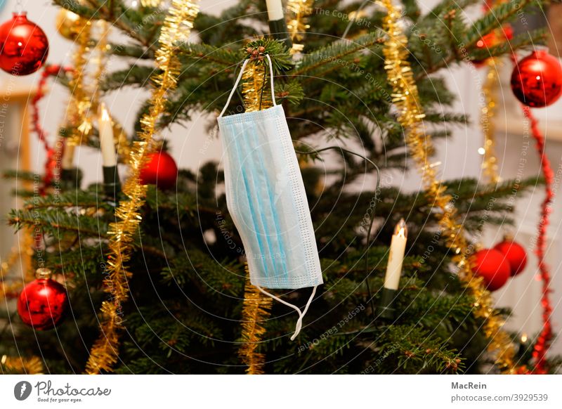 Mund- und Nasenschutz-Maske am Weihnachtsbaum Weihnachten Corona-Virus Schutzmaske Baum 2021 Glücklichsein Christbaumkugel COVID-19 Dezember Feiern Pandemie