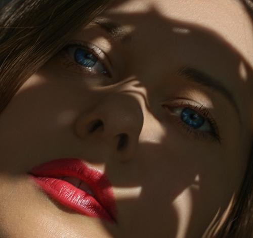 Beauty Gesicht Nahaufnahme, roter Lippenstift Make-up-Look und perfekte Haut, schönes Model Frau 30s Erwachsener attraktiv Schönheit blau Marke brünett Kampagne