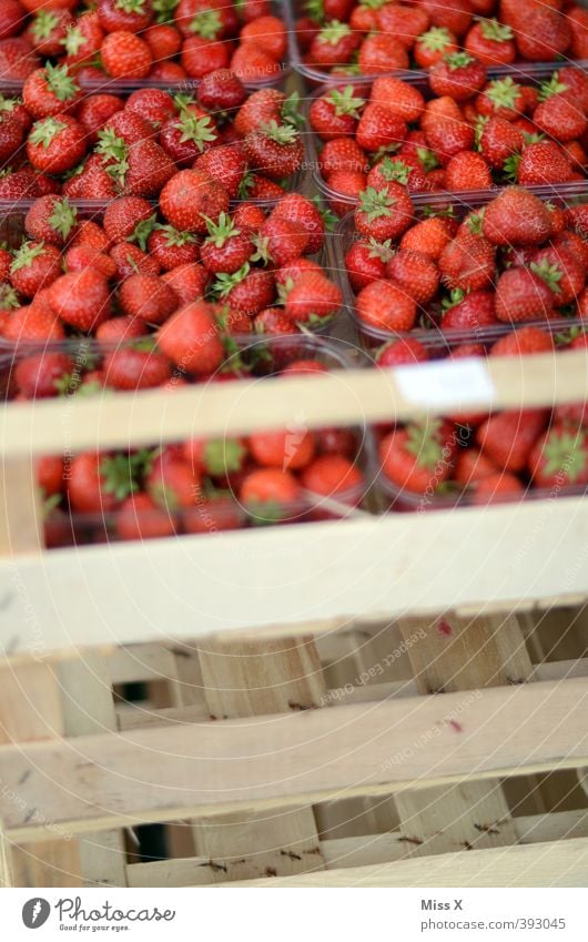 Kisten* Lebensmittel Frucht Ernährung Bioprodukte Vegetarische Ernährung Diät frisch Gesundheit lecker süß rot Obstkiste Erdbeeren Wochenmarkt verkaufen Ernte
