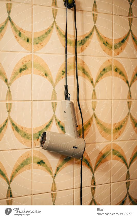 Ein Föhn hängt im Retro Badezimmer an der Wand hängen retro 70er Bunt alt vintage 70er Jahre Muster Nostalgie Fliesen altmodisch Vergangenheit