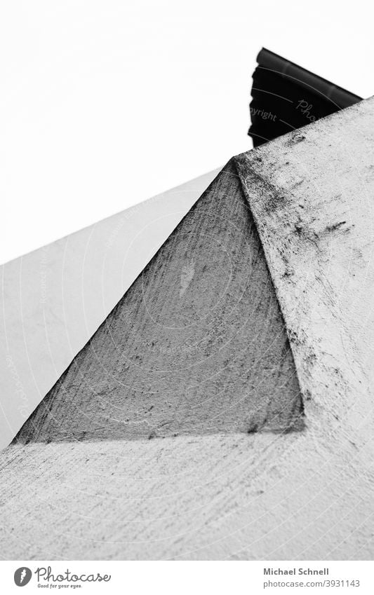 Abstrakte Formen (Blick nach oben an Hauswand) abstrakt Abstraktion abstrakte Fotografie Mauer ästhetisch Kreativität Kunst Ästhetik formen Dreieck dreiecke
