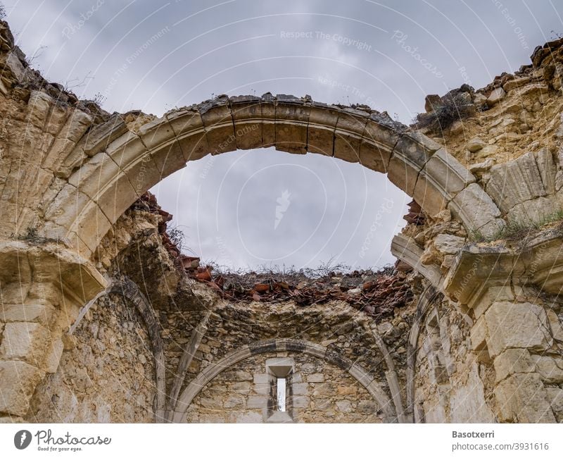 Detailansicht einer Kirchenruine, ein Rundbogen ist der letzte Rest des eingefallenen Dachs. Ermita de Burgondo in Ochate, bei Vitoria, Baskenland, Spanien