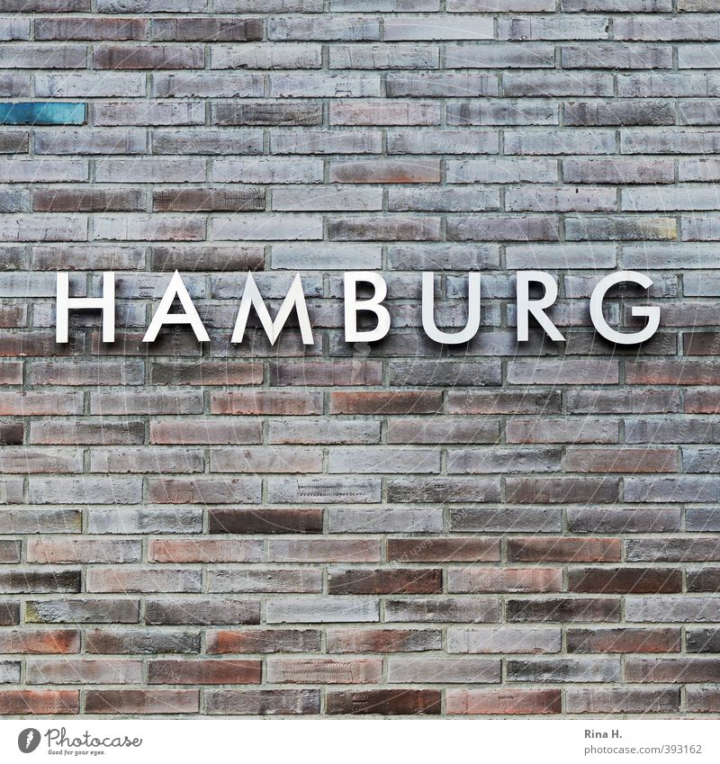 HAMBURG Mauer Wand Fassade Stein Metall Schriftzeichen Identität Hamburg Backstein Typographie Farbfoto Menschenleer Textfreiraum oben Textfreiraum unten