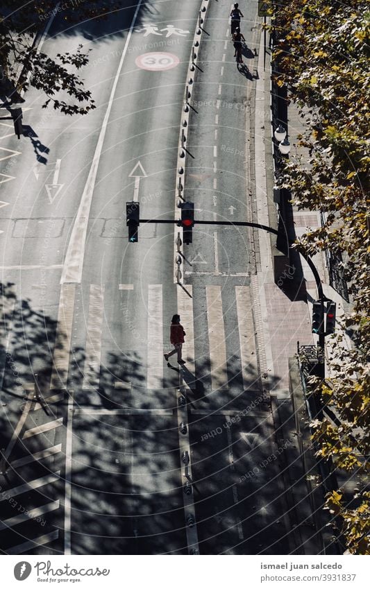Frau auf dem Zebrastreifen. Stadt Bilbao, Spanien Tourist Tourismus Person Menschen menschlich Fußgänger Schatten Silhouette Straße im Freien Großstadt besuchen
