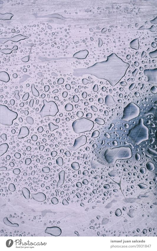 Regentropfen auf der metallischen Oberfläche, abstrakter Hintergrund Tropfen regnerisch Wasser nass Stock Metall aqua Boden Muster texturiert Farben