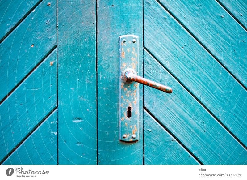 Holztor türkis mit Türklinke geschlossen blau Schlüsselloch Türgriff Eingangstür Tor verschlossen Verschlossenheit Rost rostig diagonal Latten Farbe Renovieren