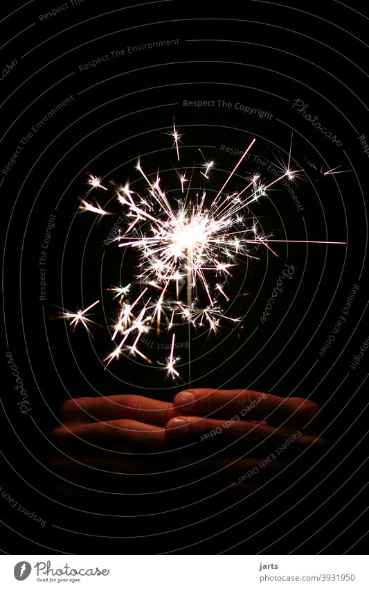 auf ein neues .... Sterne Feuerwerk Wunderkerze Hand Silvester u. Neujahr Lichterscheinung Funken Nacht Feste & Feiern glänzend Party hell dunkel