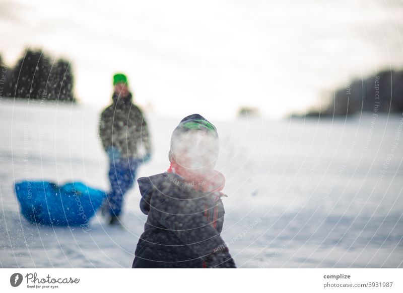 Kinder machen eine Schneeballschlacht verfolgen Winter Pulverschnee weiß wandern Outdoor Wald kalt verlaufen Verfolgung düster Schwäbische Alb Sonnenlicht