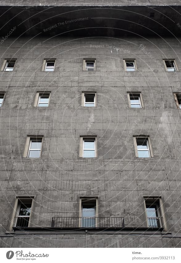 Knaststadt Bunker Fenster Mauer fest Fassade geländer skurril Klaustrophobie hoch sicher verschlossen architektur bauwerk grau reflexion himmel dach
