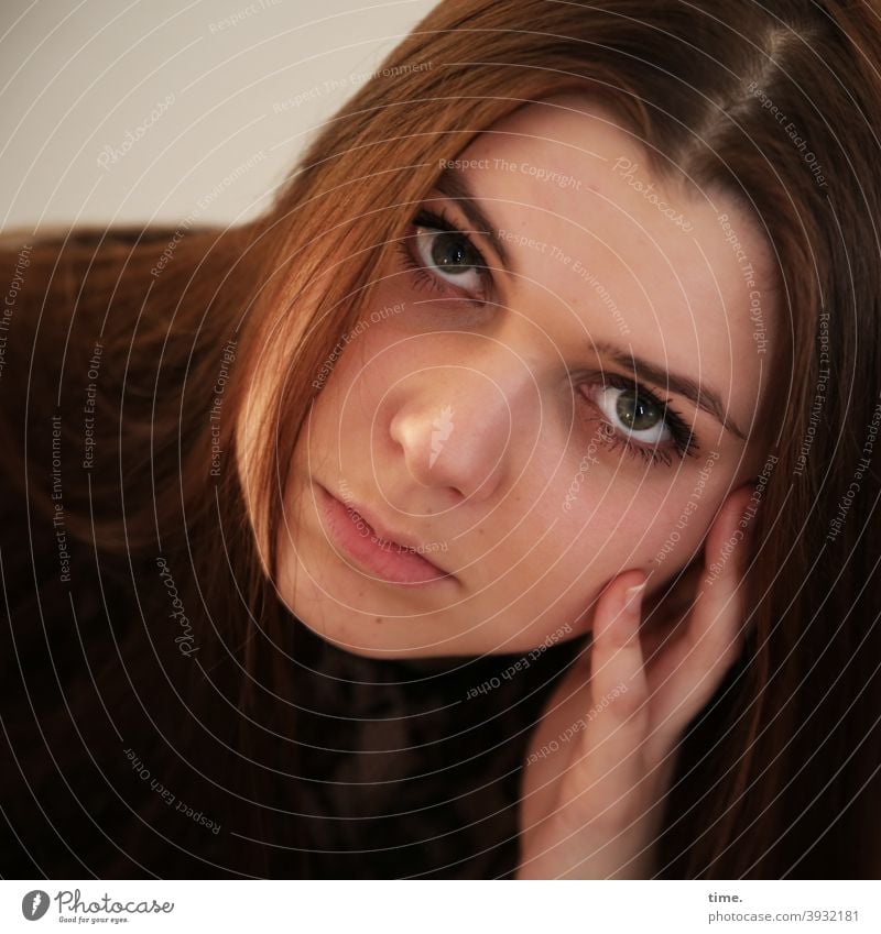 Natalia portrait blick langhaarig braunhaarig brünett aufstützen hand konzentriert nachdenklich pullover