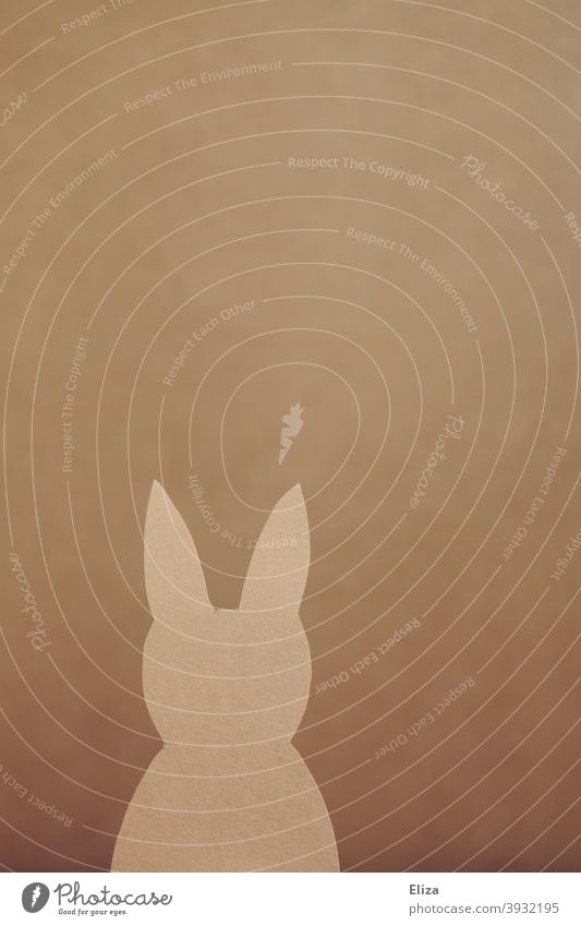 Hase aus Papier vor braunem Hintergrund. Ostern. basteln Silhouette Scherenschnitt Osterhase Tier Hasenohren Osterdekoration
