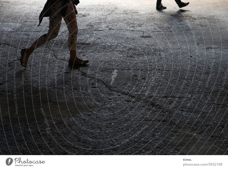 Bilder einer Ausstellung betonboden beine füße laufen aufgeregt riss lichtverlauf schuhe gehen zwei