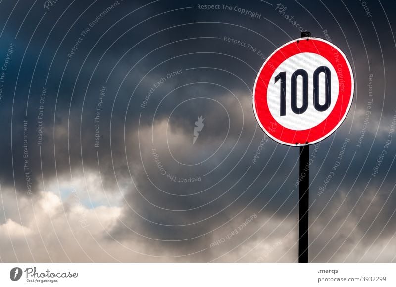 100 Verkehrsschild StVO Schilder & Markierungen Tempo 100 Geschwindigkeitsbegrenzung Schnellstraße Himmel Gewitterwolken Sicherheit Hinweisschild Straßenverkehr