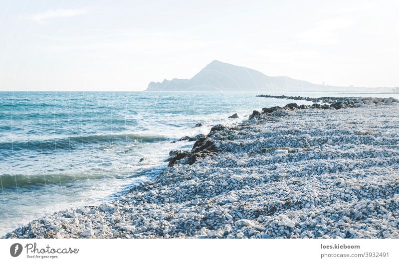 Der zerstörte Strand in Altea nach Sturm Gloria im Januar 2020 mit Blick auf die Bergkette, Altea, Costa Blanca, Spanien altea Küste mediterran Spanisch sonnig