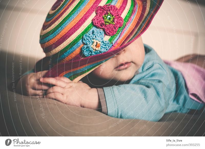 in Pose schön feminin Baby 1 Mensch 0-12 Monate liegen niedlich Hut Gedeckte Farben Innenaufnahme Porträt
