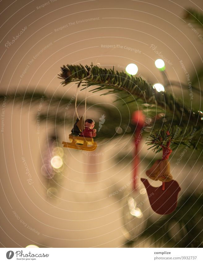 Engel auf einem Schlitten am Weihnachtsbaum Dekoration & Verzierung glizern Tanne Tannenzweig Nadeln Christbaumkugel Christbaumschmuck Lichterkette dekorieren