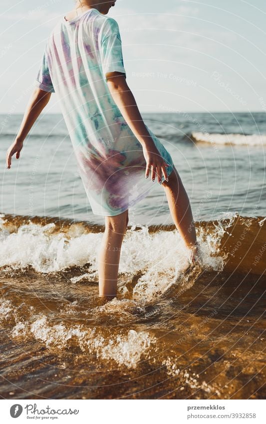 Mädchen verbringt eine freie Zeit genießen das Meer und einen Strand während des Sommerurlaubs aufgeregt positiv Sonnenuntergang Emotion sorgenfrei Natur