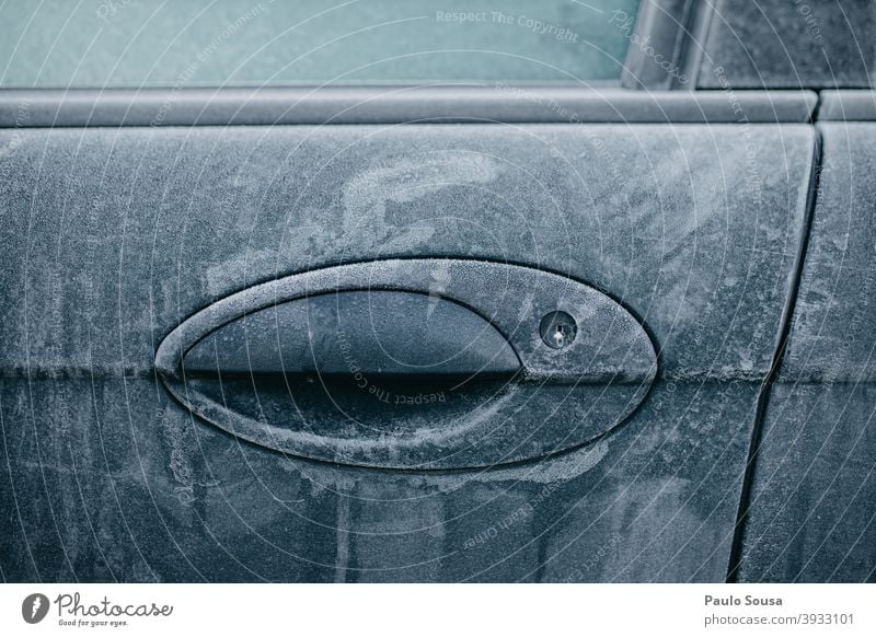 Frostiges Autoschloss Tür Winter PKW kalt gefroren frieren Autofenster Eis Autotür Außenaufnahme Fenster Morgen Schnee Glas blau Kontrast Farbfoto Menschenleer