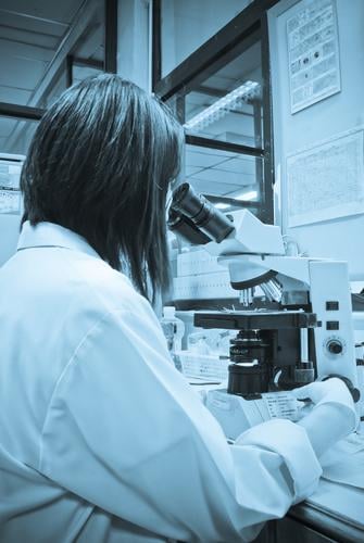 Seriöser Kliniker, der das chemische Element im Labor untersucht Analyse Analysieren schön Biochemie Biologie Biotechnologie Kaukasier Chemikalie Chemiker