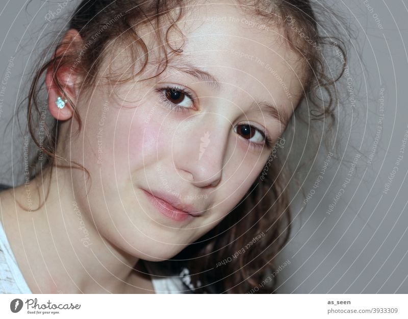 Mädchen mädchenhaft Locken Kind Kindheit 8-13 Jahre schön Blick Porträt feminin Blick in die Kamera Lächeln brünett dunkelhaarig Augen braunes Auge unschuldig