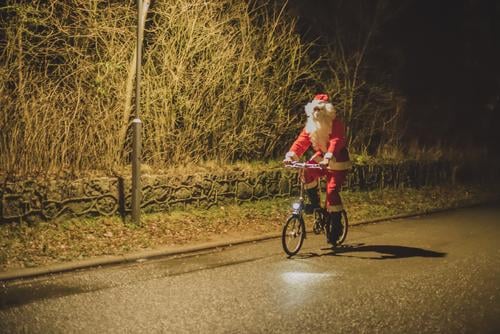 Da kam er angeradelt am Heiligen Abend | Weihnachtsmann auf dem Fahrrad | weil kein Schnee lag, konnte er den Schlitten nicht nutzen | mit Mund-Nasen-Schutz wegen der Corona-Pandemie