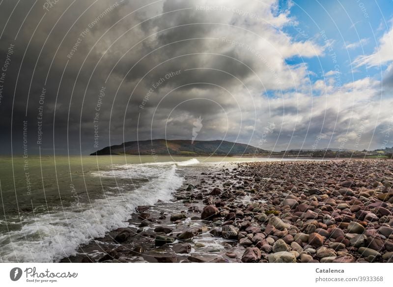 Systemrelevant | Das Klima unserer Erde Landschaft Natur Küste Strand Meer Steine Steinig Brandung Wellen Hügel Wetter Himmel Wolken Gewitter schlechtes Wetter