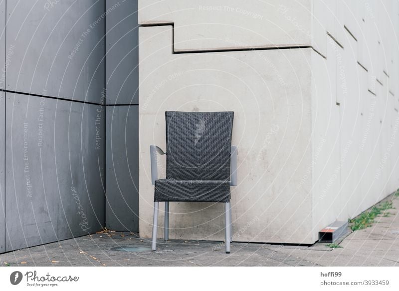 ein Stuhl allein in einer Ecke warten Einsamkeit trist Wand Mauer Design einfach ästhetisch sitzen Klappstuhl grau Stühle minimalistisch eckig stufen Ordnung