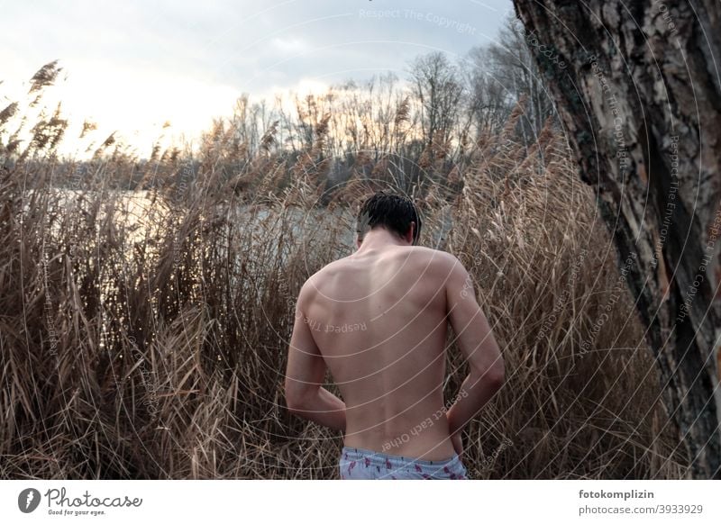 Junger Mann bereitet sich zum Eisschwimmen vor junger Mann maskulin Mensch 1 Schulter Rücken Körper nackt Oberkörper Haut Nackte Haut männlich Männichkeit