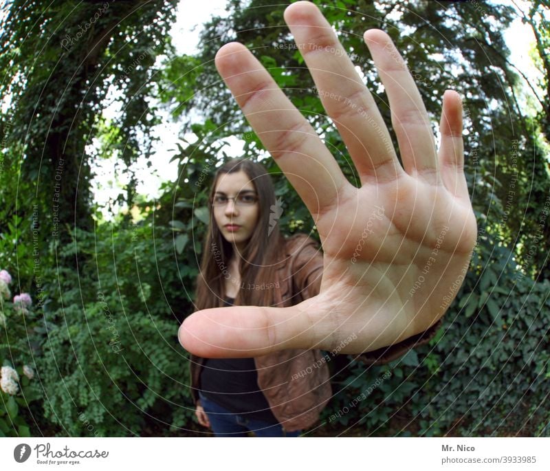 Stop , keinen Schritt näher Hand Finger Frau Haut Handoberfläche feminin Porträt langhaarig Natur Pflanze grün Jugendliche stoppen Halt Handfläche Schutz Scham