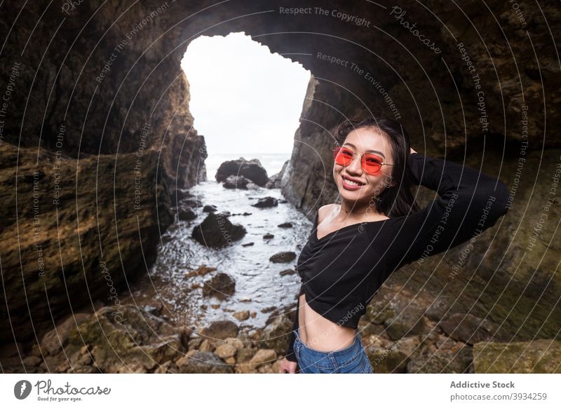Glückliche Frau steht in Höhle in der Nähe von Meer MEER erkunden Reisender Felsen heiter Natur jung asiatisch ethnisch felsig Urlaub Taiwan reisen Tourismus
