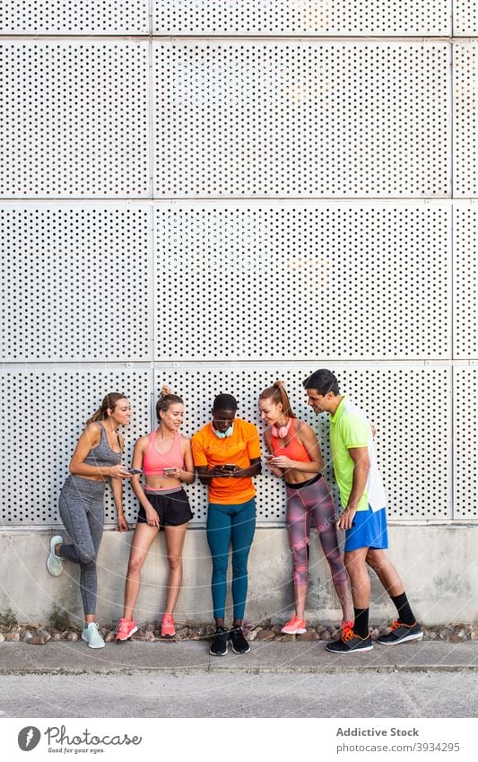 Gesellschaft von Sportlern, die nach dem Training auf dem Smartphone surfen Browsen Läufer Nachricht Athlet soziale Netzwerke Süchtige süchtig machend