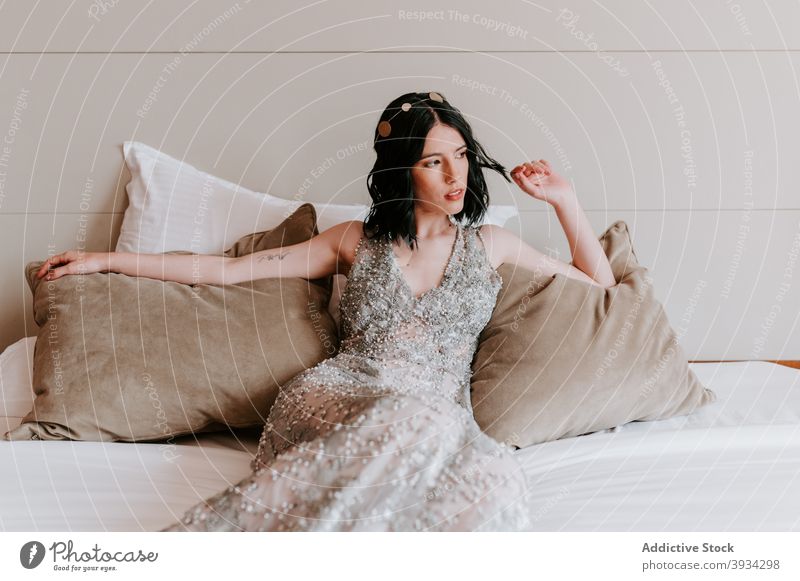Elegante Frau im Kleid entspannt auf dem Bett elegant Stil maxi sich[Akk] entspannen Komfort nachdenklich besinnlich Model gemütlich ruhig Kopfkissen friedlich