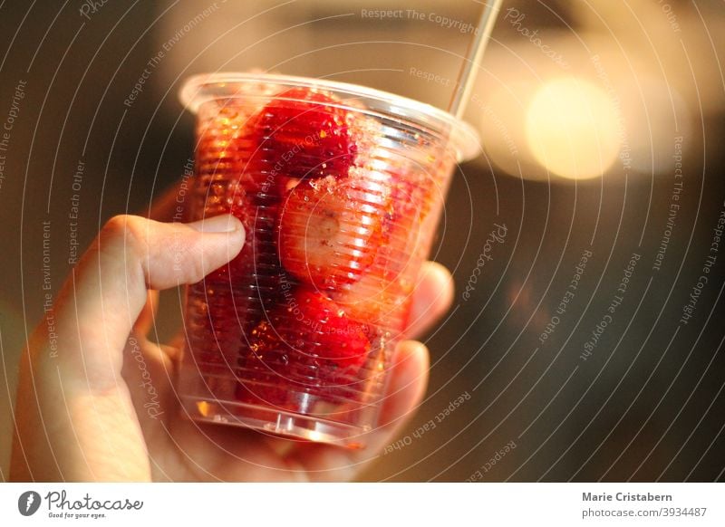 Frische Erdbeeren und Honig als gesunder veganer Snack zum Abnehmen Vegane Ernährung Gesunde Ernährung milchfrei glutenfrei Textfreiraum Sommer reif Frucht