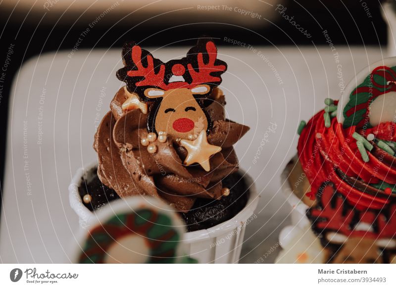 Nahaufnahme eines süßen Cupcakes mit Rentierdekoration, um das Weihnachtsthema darzustellen weihnachtsmuffin weihnachtliches Thema Weihnachtsbäckerei