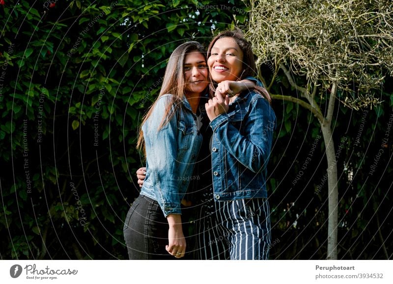 Outdoor-Lifestyle-Porträt von zwei besten Freunden Natur Spaß Park jung schön Freundschaft Fröhlichkeit im Freien Menschen hübsch Zusammensein Frauen niedlich