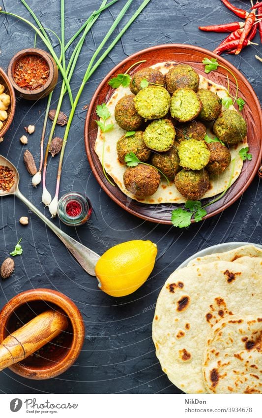 Leckere Falafelbällchen Kichererbsen Vegetarier Hummus Gemüse gebraten Lebensmittel israelisches Essen Pita Falafelplatte arabische Küche Amuse-Gueule