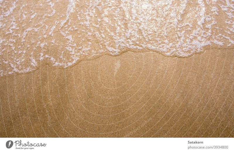 Weiße Blase der Meereswelle am Strand Sand fein MEER ebb Sonne Natur blau Gezeiten winken Schaumblase platschen Bewegung übersichtlich tropisch
