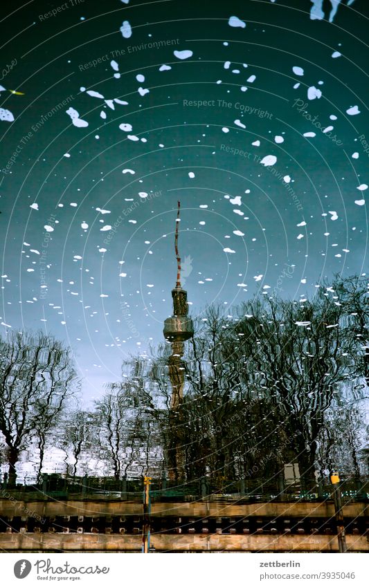 Berliner Fernsehturm als Spiegelbild in der Spree alex alexanderplatz berlin city deutschland fernsehturm funk-und-ukw-turm hauptstadt innenstadt menschenleer
