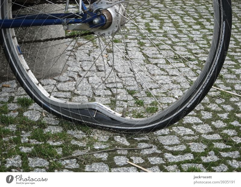riesige Delle im Laufrad (Felge, Speichen mit der Bereifung) kaputt Fahrrad Reifen Hinterrad Fahrradreifen Fahrradkette Beule unrund geschrottet Pflastersteine