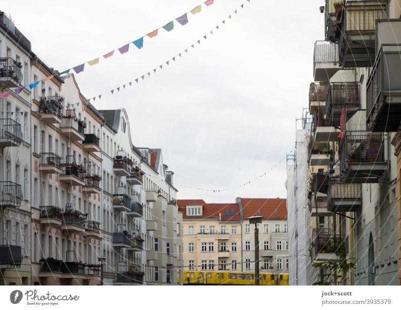 Schönhauser Ansicht aus der Nebenstraße Straßenkunst Dekoration & Verzierung Solidarität Lebensfreude Häuserzeile Stadtviertel Nachbarschaft Stadthaus