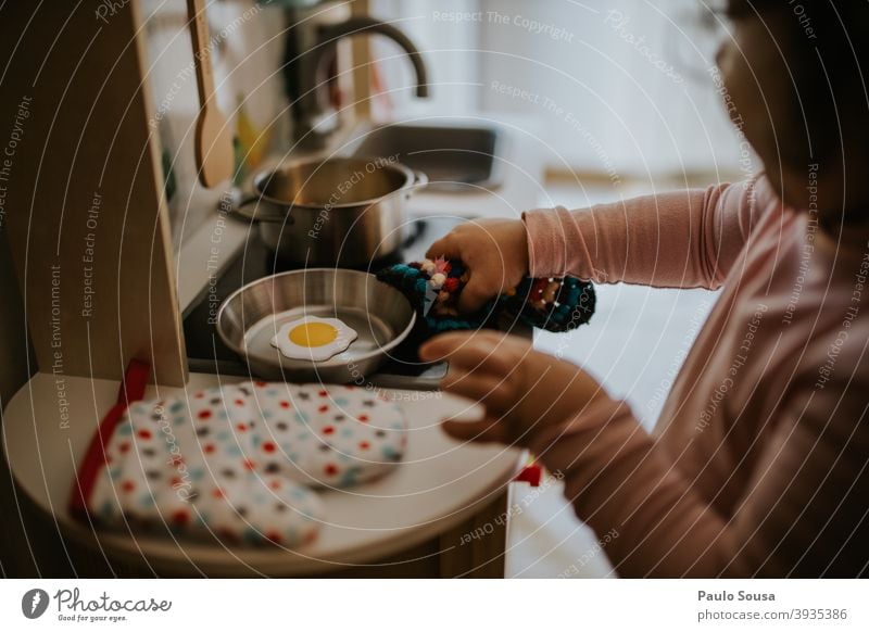 Kind spielt Spielzeug Küche Simulation Kindheit Farbfoto Freizeit & Hobby Kleinkind Spaß Kindergarten Fröhlichkeit 1-3 Jahre Tag Leben mehrfarbig Spielen Freude