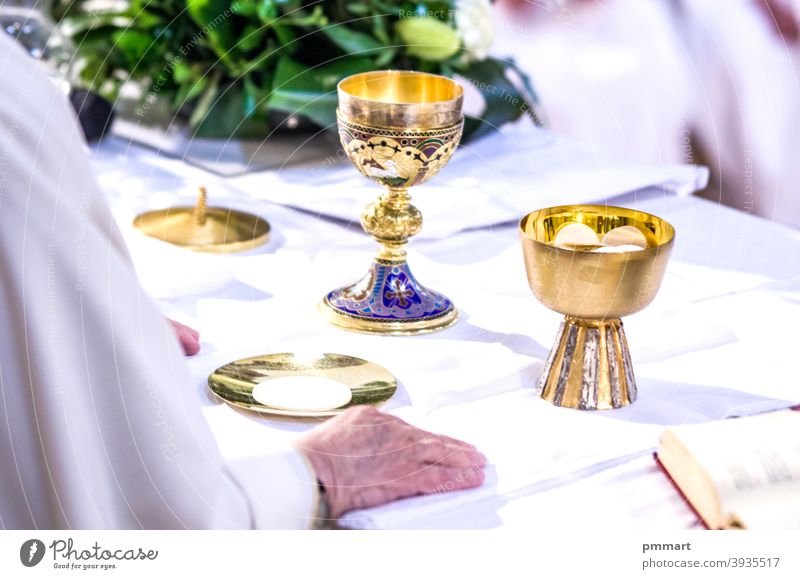 Hände von Papst Franziskus mit Hostie und Kelch mit Wein in den Kirchen der Welt Papa Altar Messbuch Buch Tasse durchkreuzen Christentum gold heilig Wirt pyx