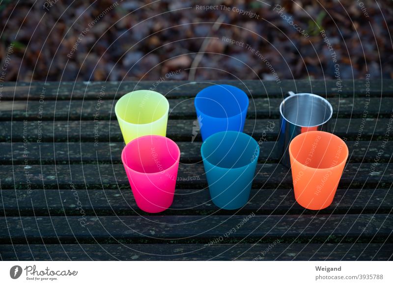 Trinkbecher bei Wanderpause Becher Familie bunt trinken Pause Rastplatz farbig wandern Kinder