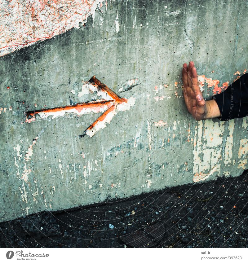 dport | Haltestelle Mensch maskulin Mann Erwachsene Hand 1 Mauer Wand grau rot Macht Vorsicht standhaft Respekt trotzig Pfeil rechts stoppen warten Haltesignal