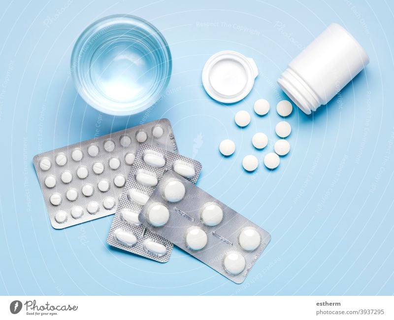 Pillenflasche, Blister mit weißen Tabletten, Schmerztabletten und ein Glas Wasser.Konzept der Medizin Gesundheitswesen Therapie klinisch Depression
