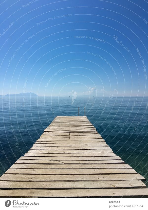Bootssteg mit blauem Meer und Himmel Menschenleer Außenaufnahme Natur Farbfoto Tag Steg ruhig Türkei Bretter Mittelmeer
