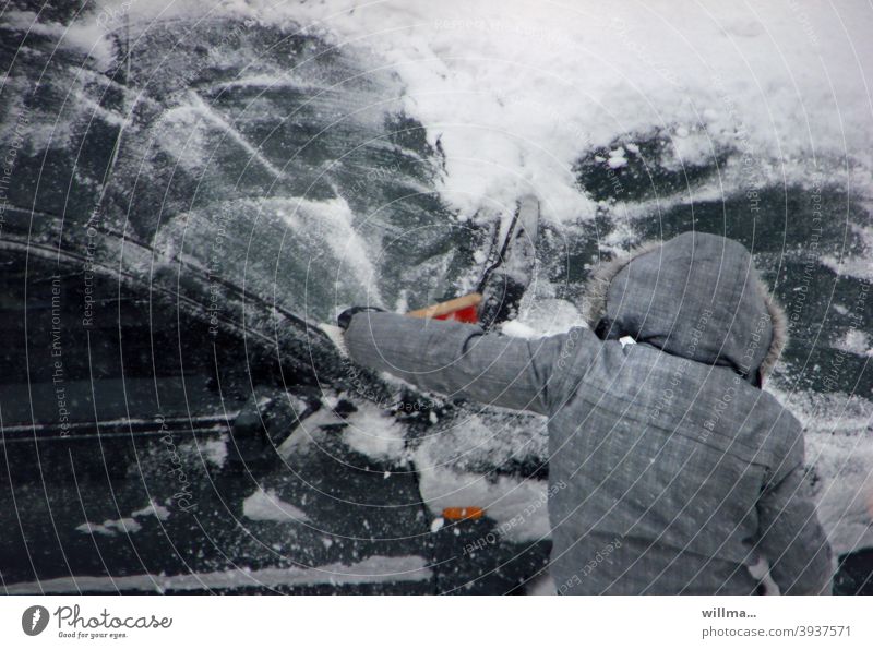 Im Winter das Auto vom Schnee frei fegen und Eis kratzen eingeschneit Schneefegen Schneefeger Handfeger Schnee räumen Bußgeld winterlich schneebedeckt